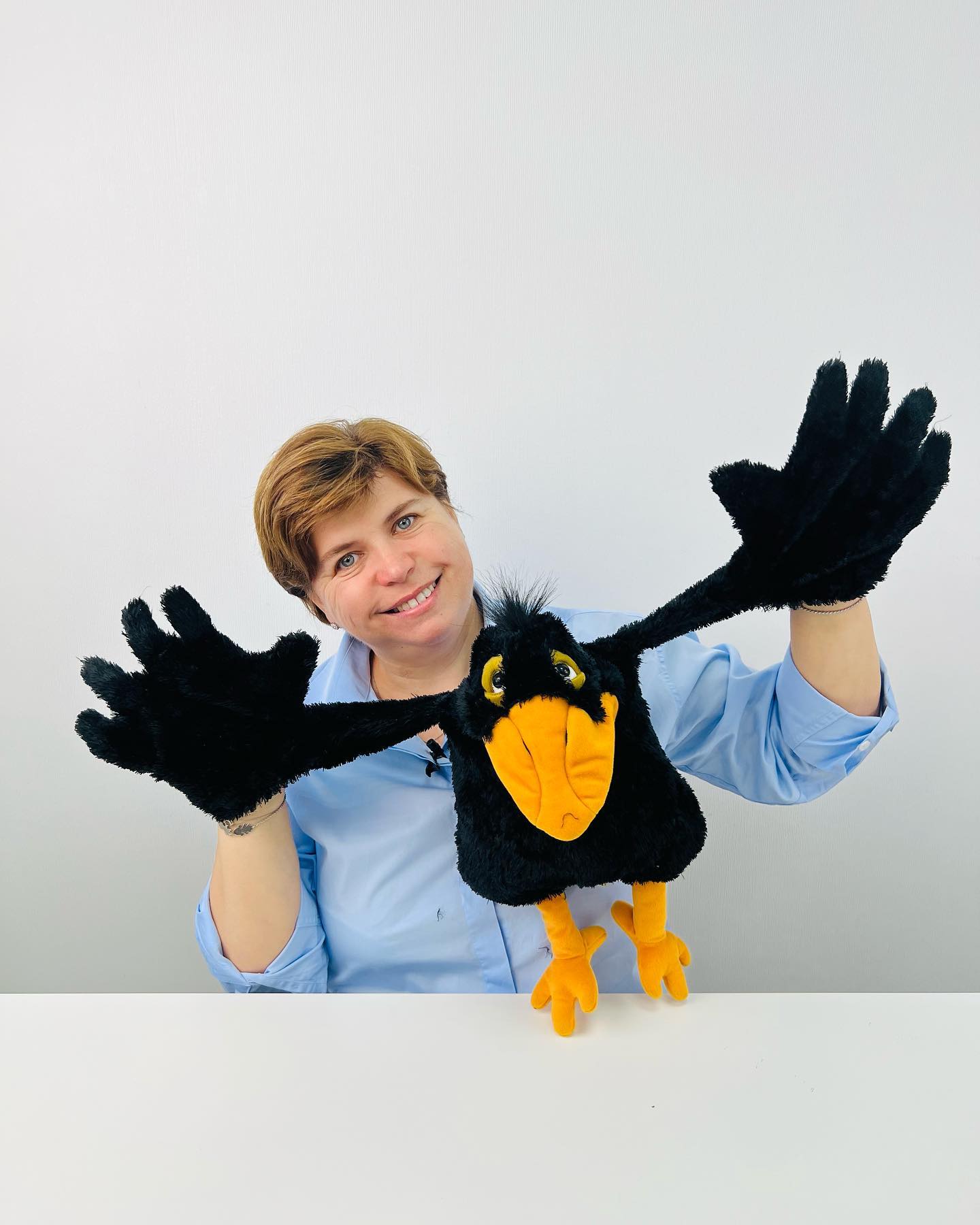 Блогер-педагог поддерживает геноцид украинцев, но закрывать бизнес в Киеве не спешит